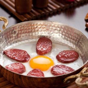 Œufs aux saucisses (sucuklu yumurta)