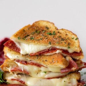 Toastée au fromage et saucisses (karisik tost)